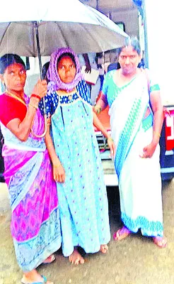 వాగు దాటించి.. వైద్యం అందించి 