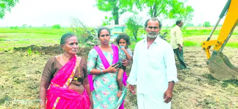 పొలంలో అక్రమ పైపులైన్‌ వేస్తే ఆత్మహత్య చేసుకుంటాం 