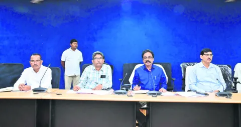 ఇందిరమ్మ ఇళ్ల నిర్మాణాల్లో పురోగతి సాధించాలి 