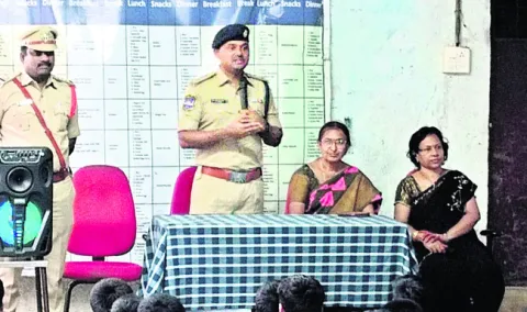 ఆన్‌లైన్‌ మోసాలపై అప్రమత్తంగా ఉండాలి : ఎస్పీ 