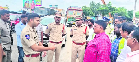 రోడ్డు ప్రమాదాలు జరగకుండా చూడాలి