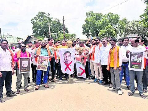 బీజేపీ యువమోర్చా నేతల నిరసన   