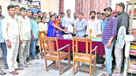 వేతనాలు అందక ఇబ్బందులు 