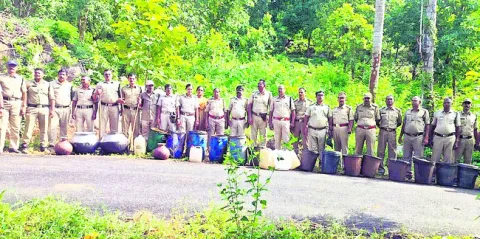 సారా స్థావరాలపై దాడులు 