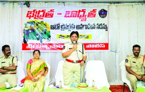 సామాజిక బాధ్యతతో మెలగాలి 