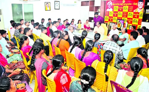 ‘పచ్చ’ కార్యాలయంలో అధికారుల సమావేశం 
