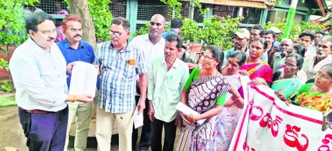 మా భూములు మాకివ్వండి
