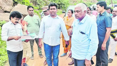 ఆ బండరాళ్లు పేలుళ్ల వల్ల పడలేదు