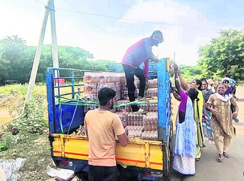గడువు దాటిన ఎనర్జీ డ్రింక్స్‌ పంపిణీ 
