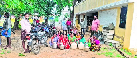 ఖాళీ బిందెలతో ఆందోళన 