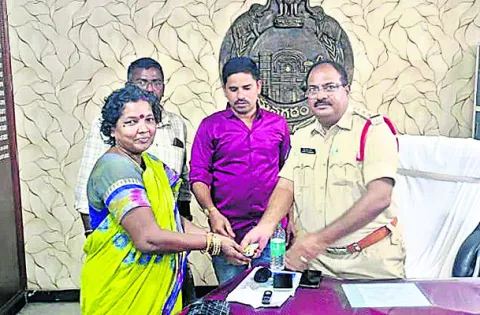 పోగొట్టుకున్న బ్యాగ్‌ లభ్యం