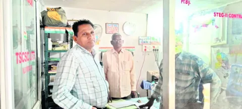 సివిల్‌ సప్లయ్‌ గోదాంలో అధికారుల తనిఖీలు 