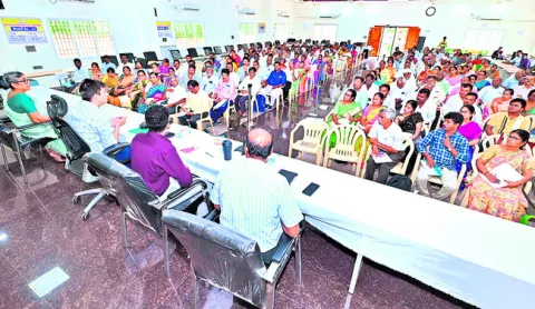 రాజకీయ ఒత్తిడికి తలొగ్గొద్దు