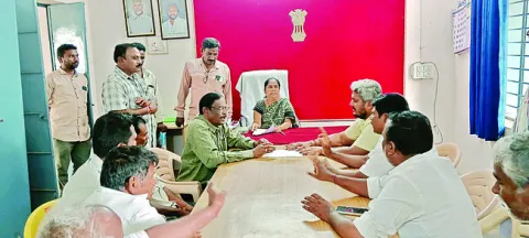 మండల సర్వేయర్‌పై పచ్చ దౌర్జన్యం 