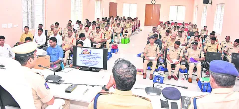 సైబర్‌ నేరాల నియంత్రణపై దృష్టి పెట్టండి