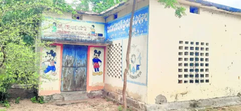 ● మూతపడిన మరో బడి 