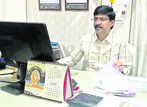 ఏసీబీ వలలో దుర్గం ఇన్‌చార్జ్‌ సబ్‌ రిజిస్ట్రార్‌ 