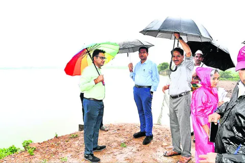 అధికారులు అప్రమత్తంగా ఉండాలి