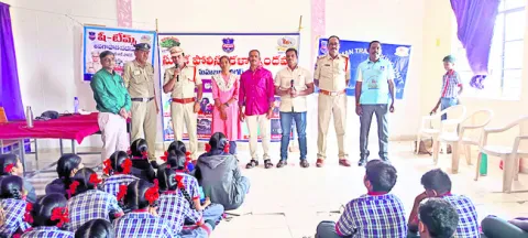 పాలమూరులో పోకిరీలు