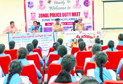 మహిళలు ఆత్మవిశ్వాసంతో ముందుకెళ్లాలి 