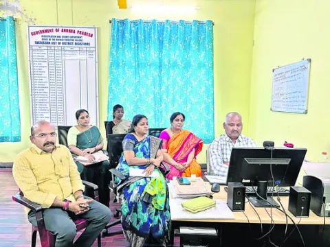 రిజిస్ట్రేషన్‌ అధికారులతో వీడియో కాన్ఫరెన్స్‌ 
