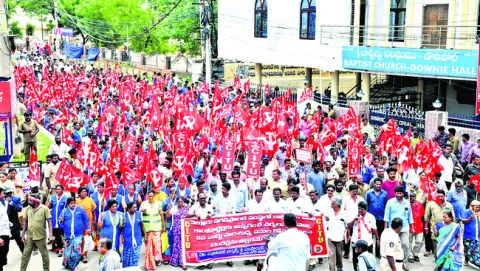 మున్సిపల్‌ కార్మికుల భారీ ర్యాలీ 