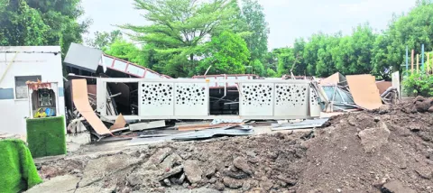 ఫంక్షన్‌హాల్‌ గేటు కూల్చివేత 
