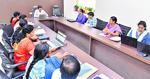 లక్ష్యాలకు అనుగుణంగా పని చేయాలి