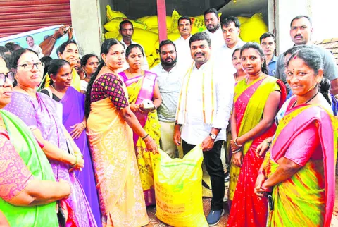 మహిళా సంఘాలు వ్యాపారంలో రాణించాలి