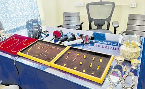 TDP Activists Hulchul With Robbery in Machilipatnam6