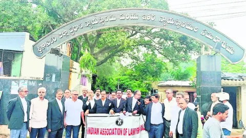 ‘న్యాయవాదులకు రక్షణ చట్టం చేయాలి’ 
