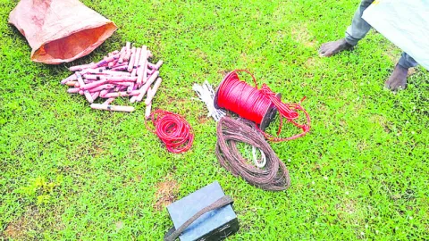 పేలుడు పదార్థాలు, ట్రాక్టర్‌ సీజ్‌  