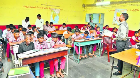 పాఠశాల ఆవరణ శుభ్రంగా ఉండాలి