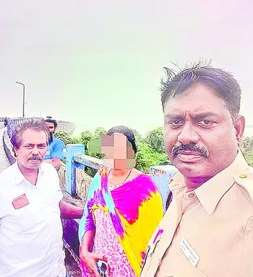 మహిళను రక్షించిన పోలీసులు 