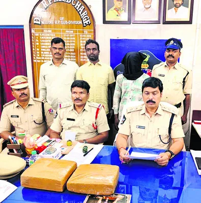 5 కేజీల గంజాయి స్వాధీనం 
