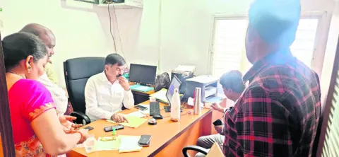 ఖాతాదారులతో మర్యాదగా ప్రవర్తించాలి