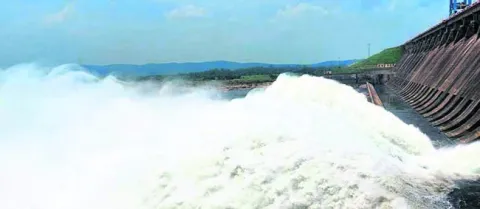 హిరాకుద్‌ జలాశయానికి వరదపోటు 