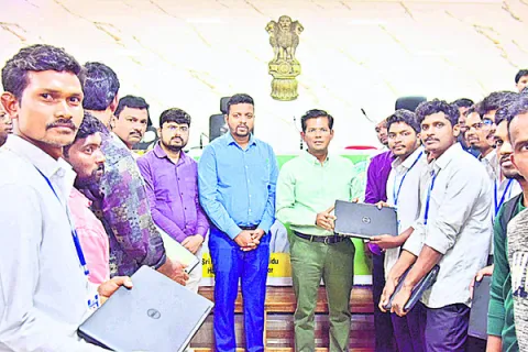 మొబైల్‌ ఆధార్‌ సేవలు సద్వినియోగం 