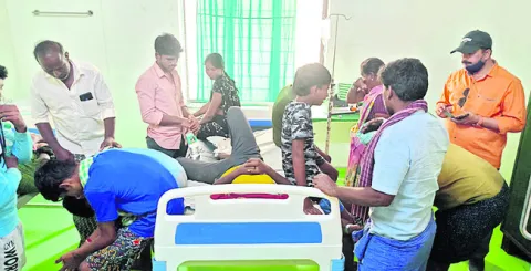 యంత్రం కింద పడి కూలీలకు గాయాలు 
