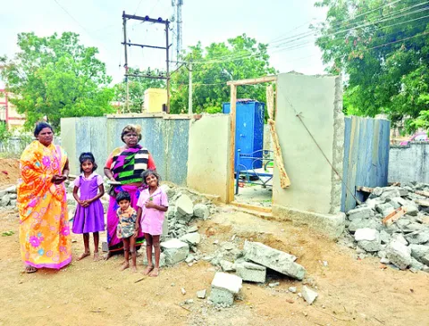 తహసీల్దార్‌ నిర్దయ.. వీధిన పడిన కుటుంబం 