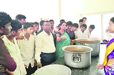పురుగుల అన్నం తినేదెట్లా?