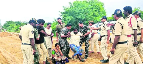 దౌర్జన్యంగా రోడ్డు వేస్తున్నారని నిరసన 