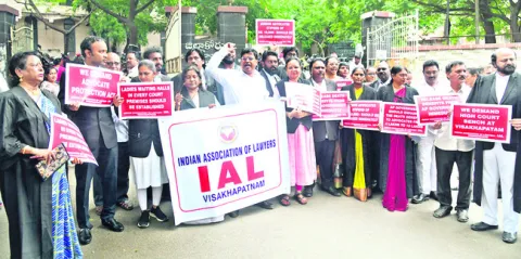 విశాఖలో హైకోర్టు బెంచ్‌ ఏర్పాటు చేయాలి 