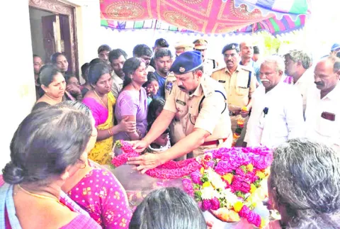 బాధిత కుటుంబానికి  అండగా ఉంటాం : ఎస్పీ 
