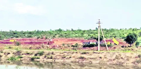 ఆగని మట్టి దందా..! 