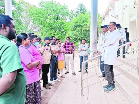 చికిత్సకు వచ్చే వారితో  మర్యాదగా మెలగాలి
