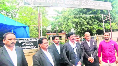 కాంట్రాక్టర్‌ నిర్లక్ష్యం వల్లే రోడ్ల దుస్థితి