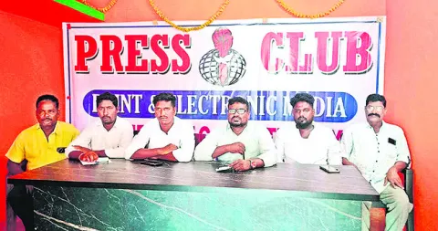 వర్గపోరుతో వాస్తవాలు బట్టబయలు 
