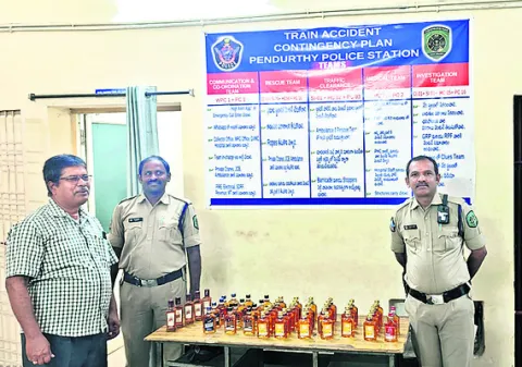మేయర్‌ ఇంటి సమీపంలో బెల్ట్‌ దుకాణం 