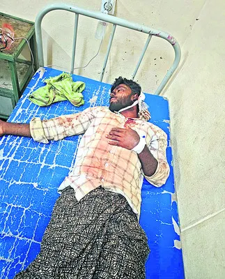 వ్యక్తిపై వేట కొడవలితో దాడి